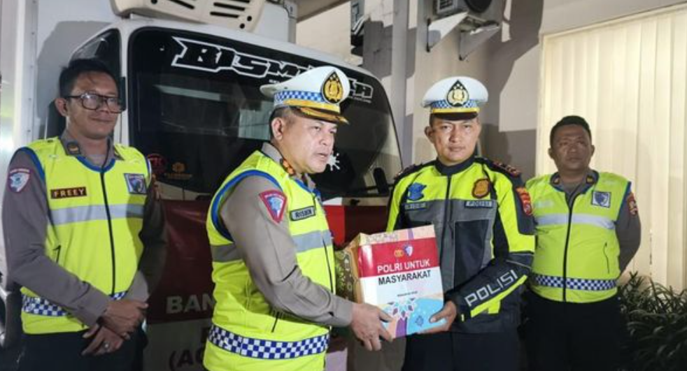 Korlantas Polri Salurkan Bantuan Kemanusiaan untuk Korban Bencana Alam di Sumbar