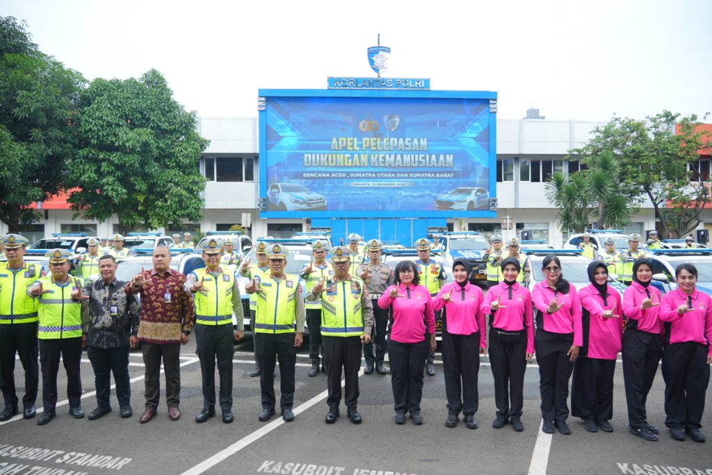 Korlantas distribusi bantuan ke Sumbar